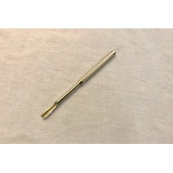 Outil pour tasser les cordes sur le chevalet