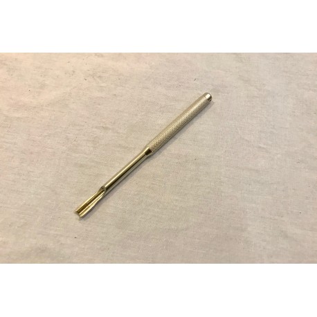 Outil pour tasser les cordes sur le chevalet